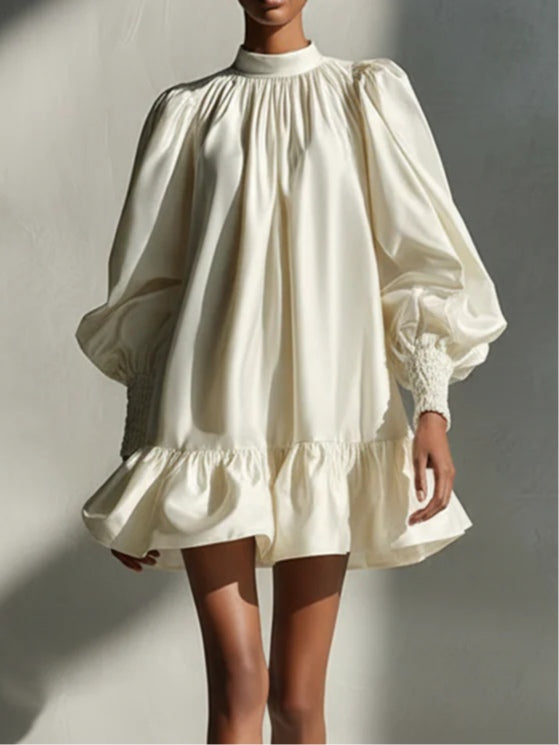 Mini vestido beige de satén con mangas abullonadas y volantes