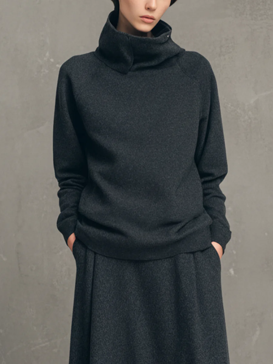 Conjunto gris carbón con top de cuello alto y falda larga acampanada