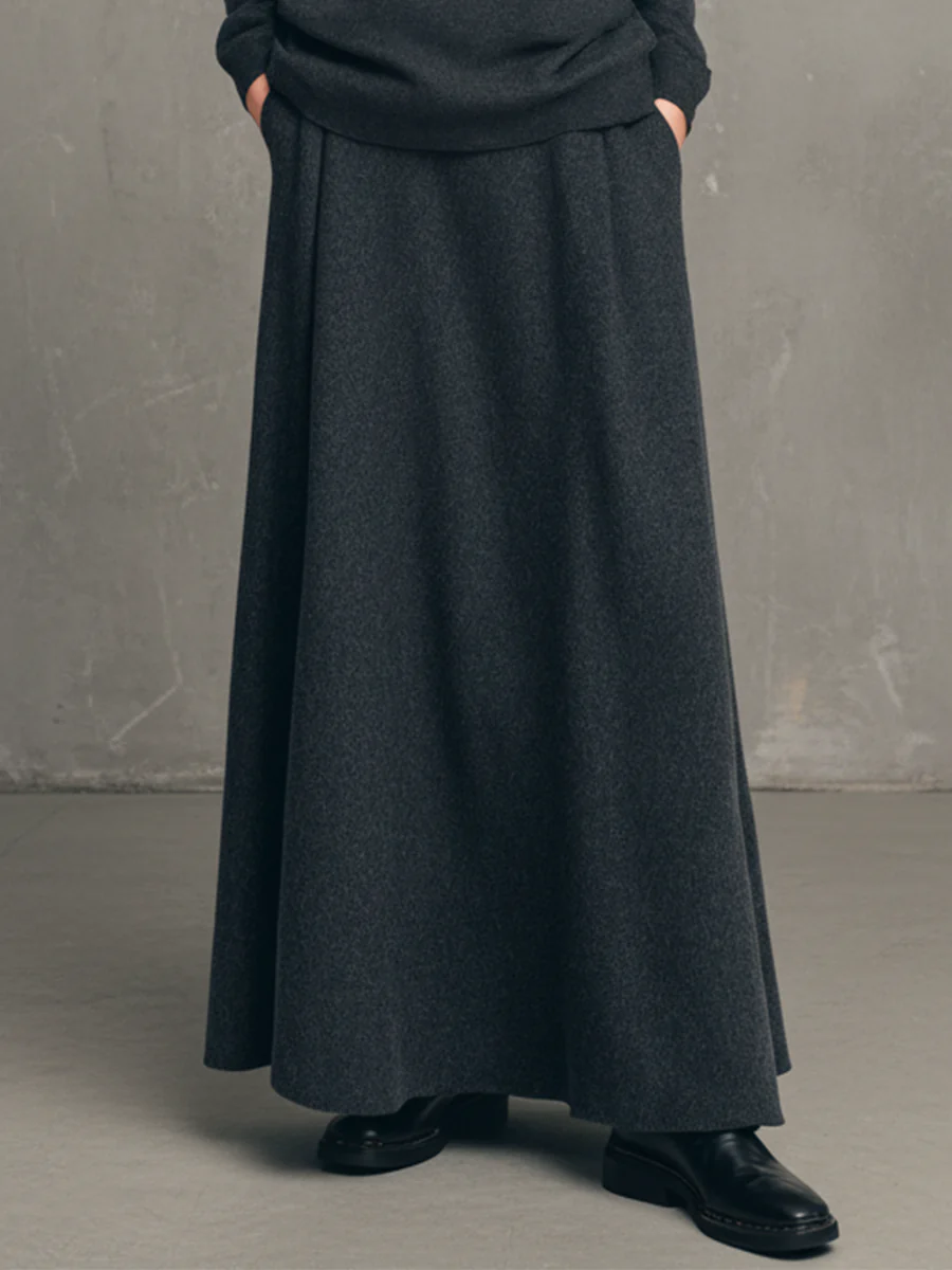 Conjunto gris carbón con top de cuello alto y falda larga acampanada