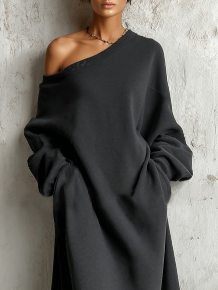 Vestido largo negro estilo sudadera con un hombro descubierto