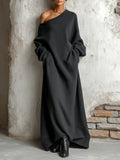 Vestido largo negro estilo sudadera con un hombro descubierto