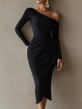 Vestido midi negro ceñido, drapeado y asimétrico