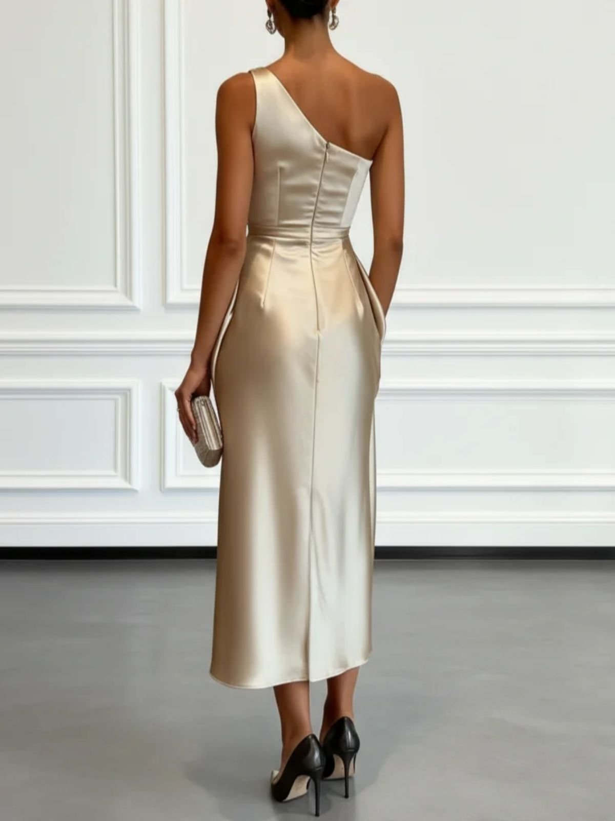 Vestido midi color champán de satén con volantes y de un solo hombro