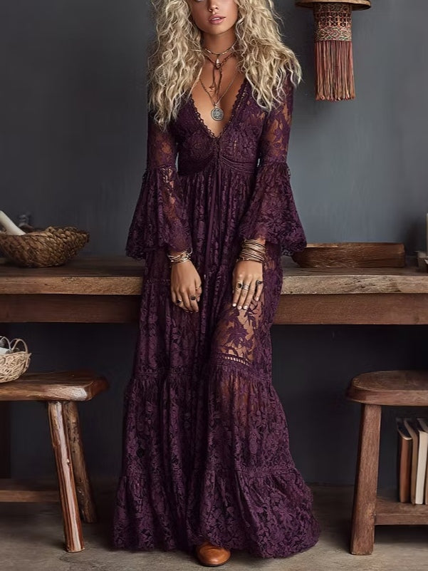 Vestido largo de encaje morado con escote en V, mangas acampanadas y drapeado