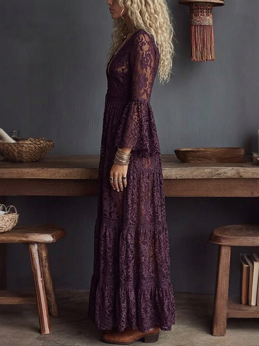 Vestido largo de encaje morado con escote en V, mangas acampanadas y drapeado