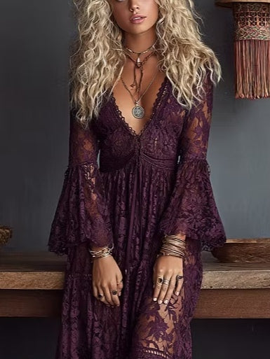 Vestido largo de encaje morado con escote en V, mangas acampanadas y drapeado