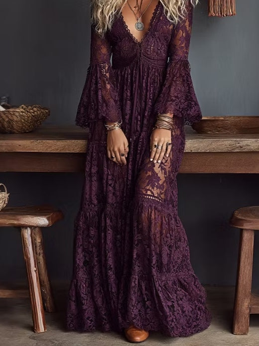 Vestido largo de encaje morado con escote en V, mangas acampanadas y drapeado