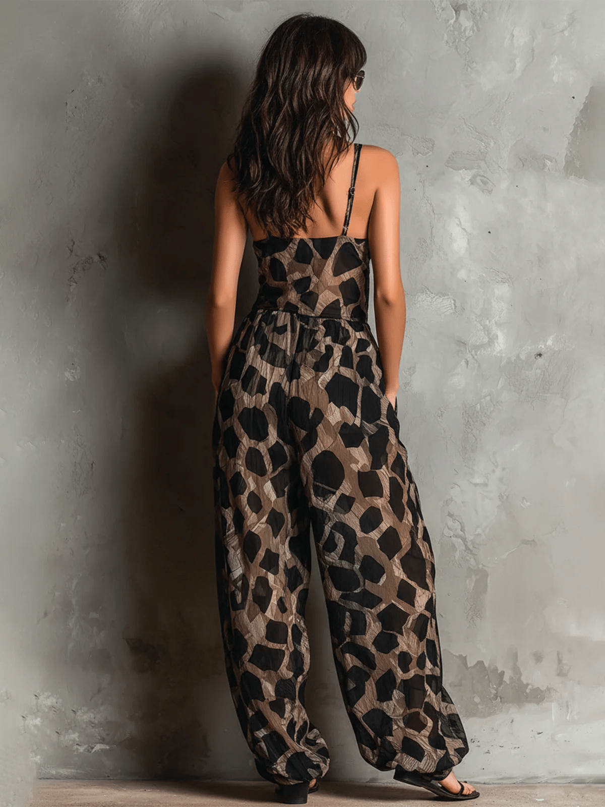 Mono holgado con cuello halter y estampado animal en negro, de pierna ancha