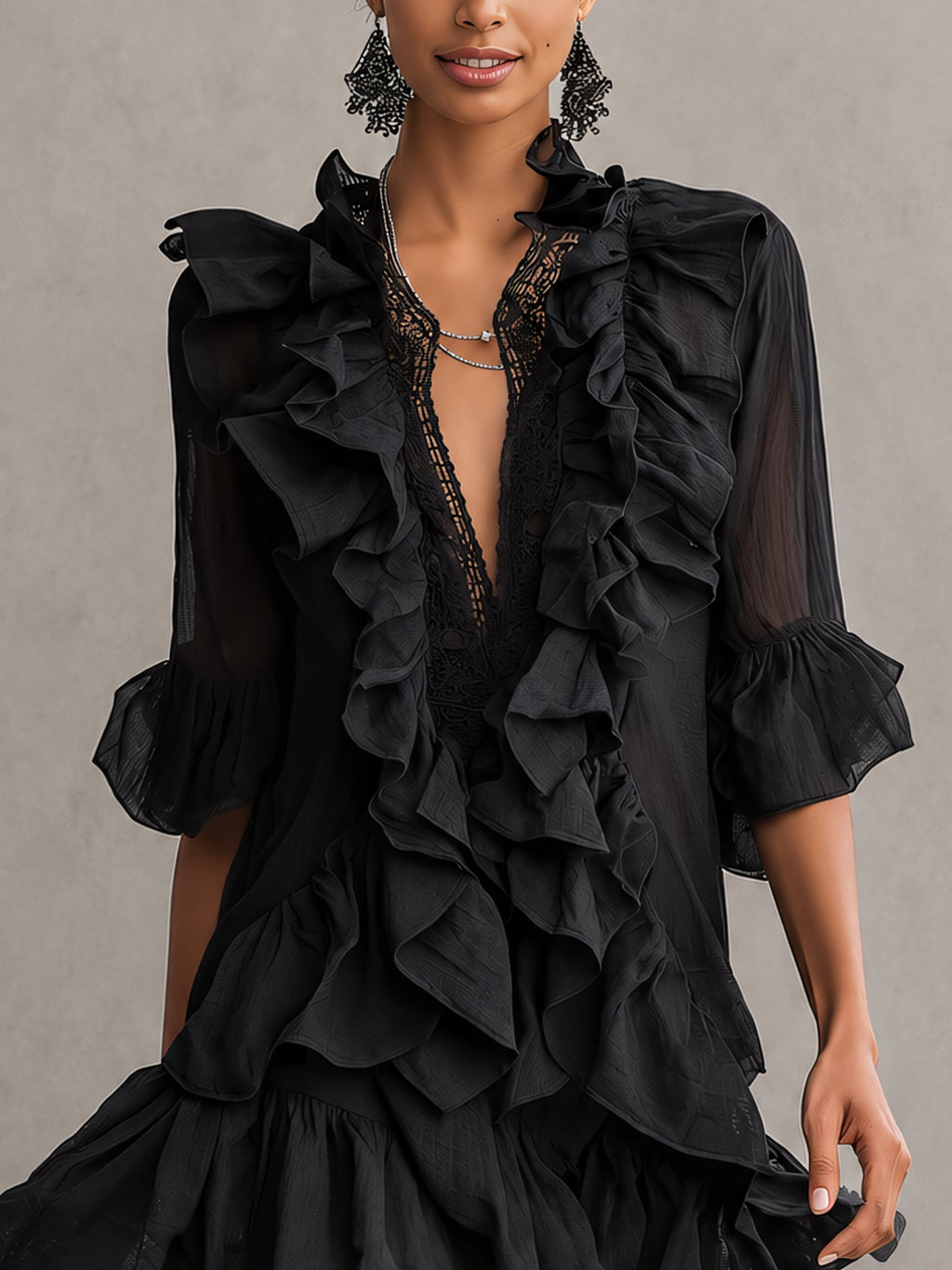 Vestido mini negro de gasa con volantes y encaje