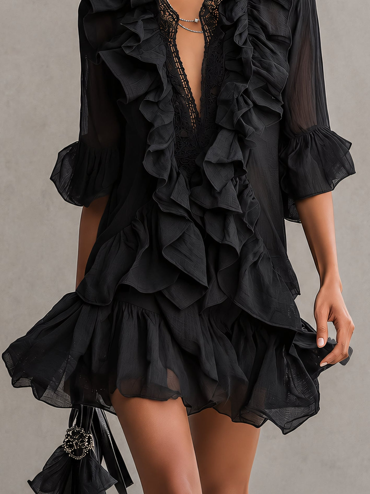 Vestido mini negro de gasa con volantes y encaje