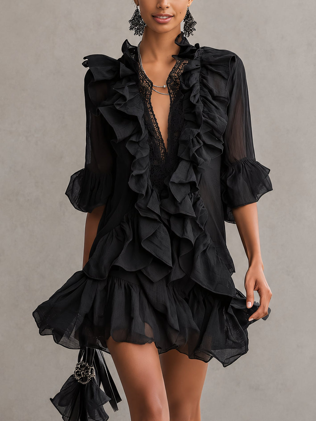 Vestido mini negro de gasa con volantes y encaje