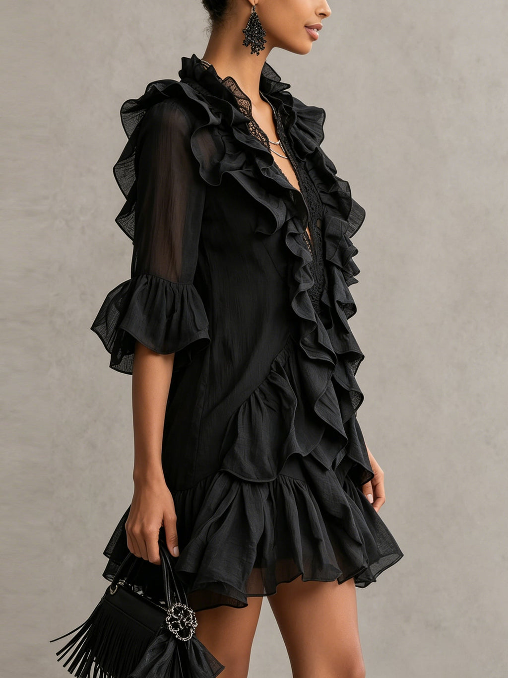 Vestido mini negro de gasa con volantes y encaje
