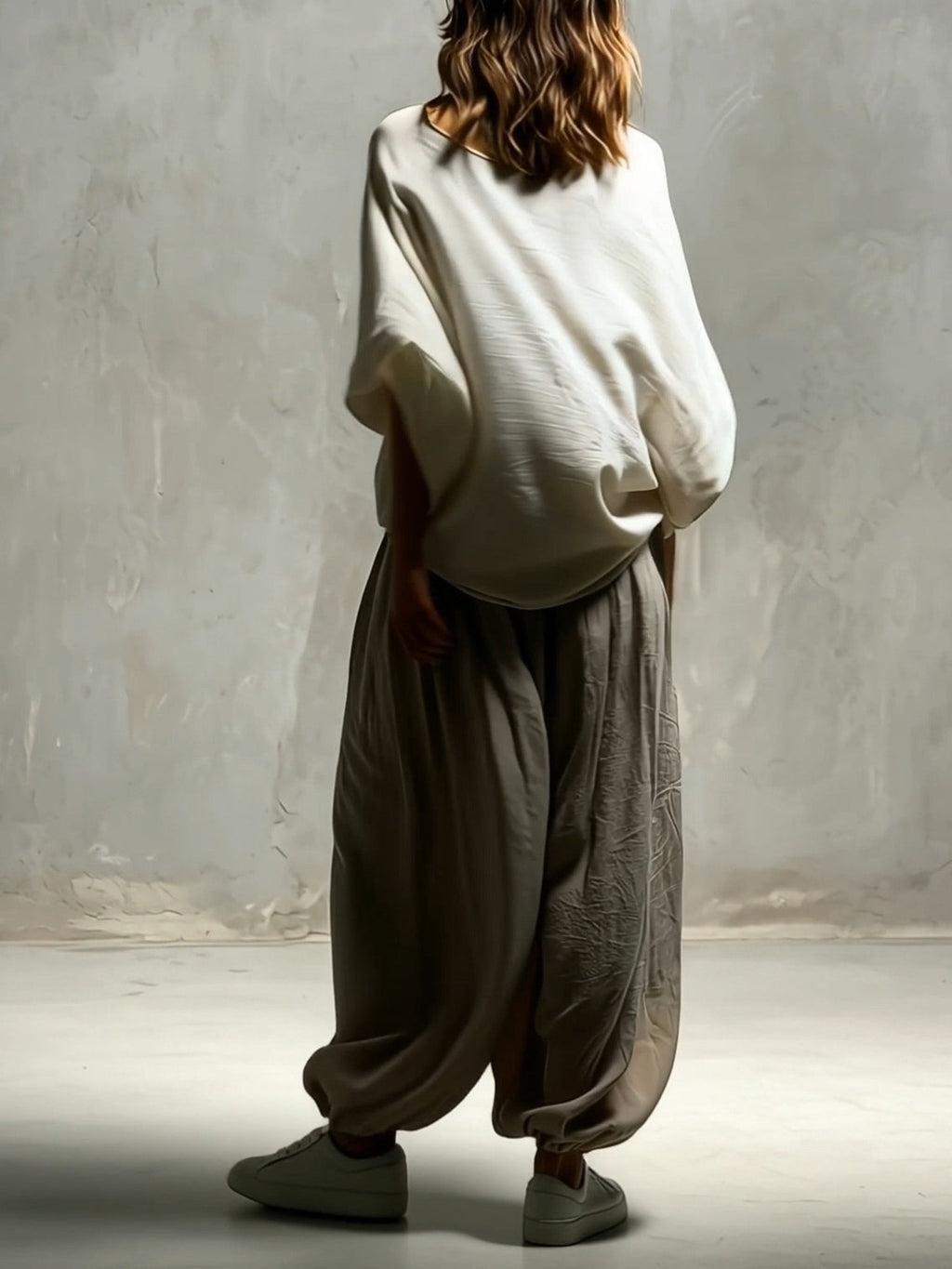 Conjunto de top blanco de manga murciélago y pantalón harem caqui
