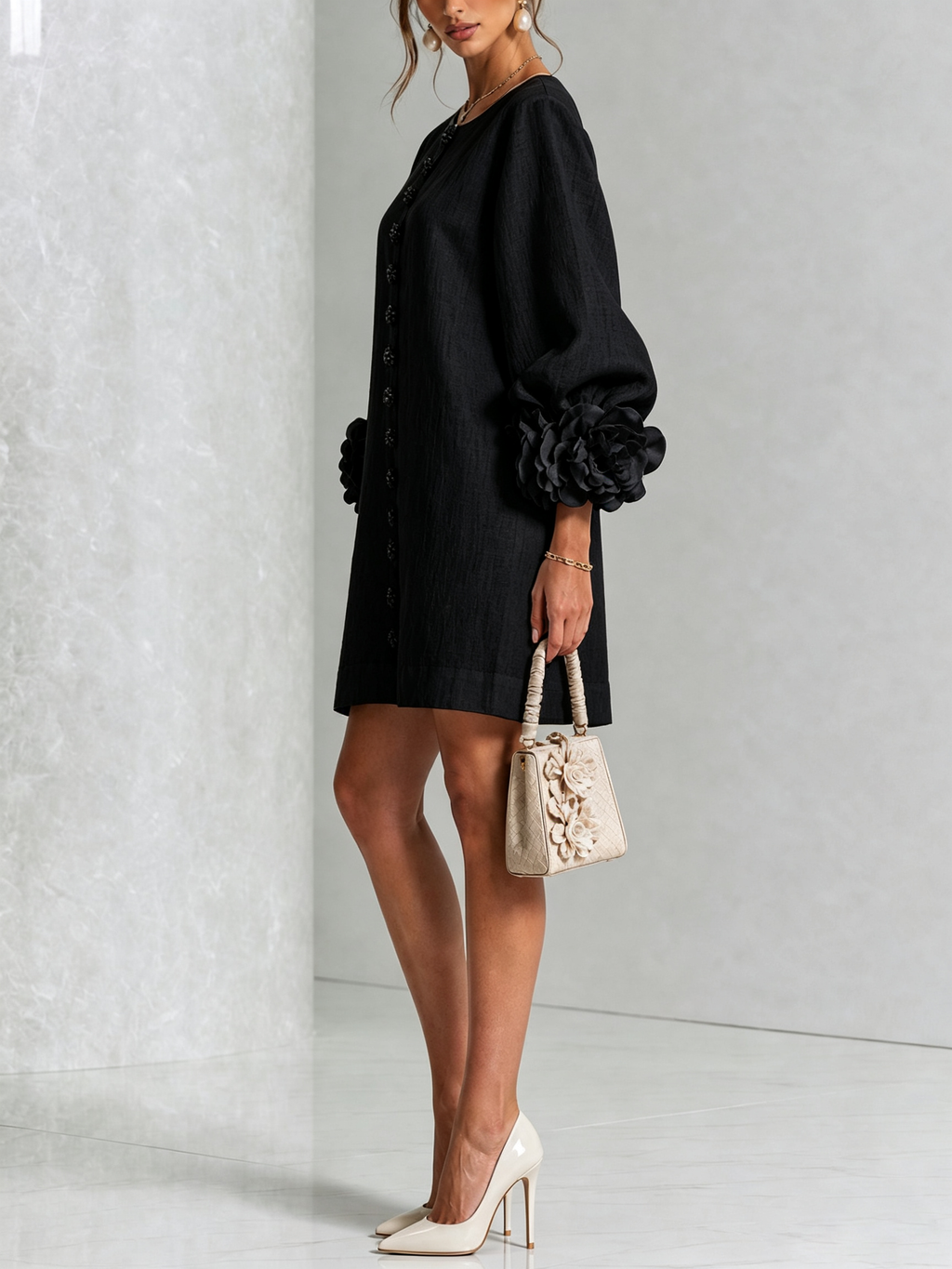 Vestido mini negro con botones florales y puños llamativos