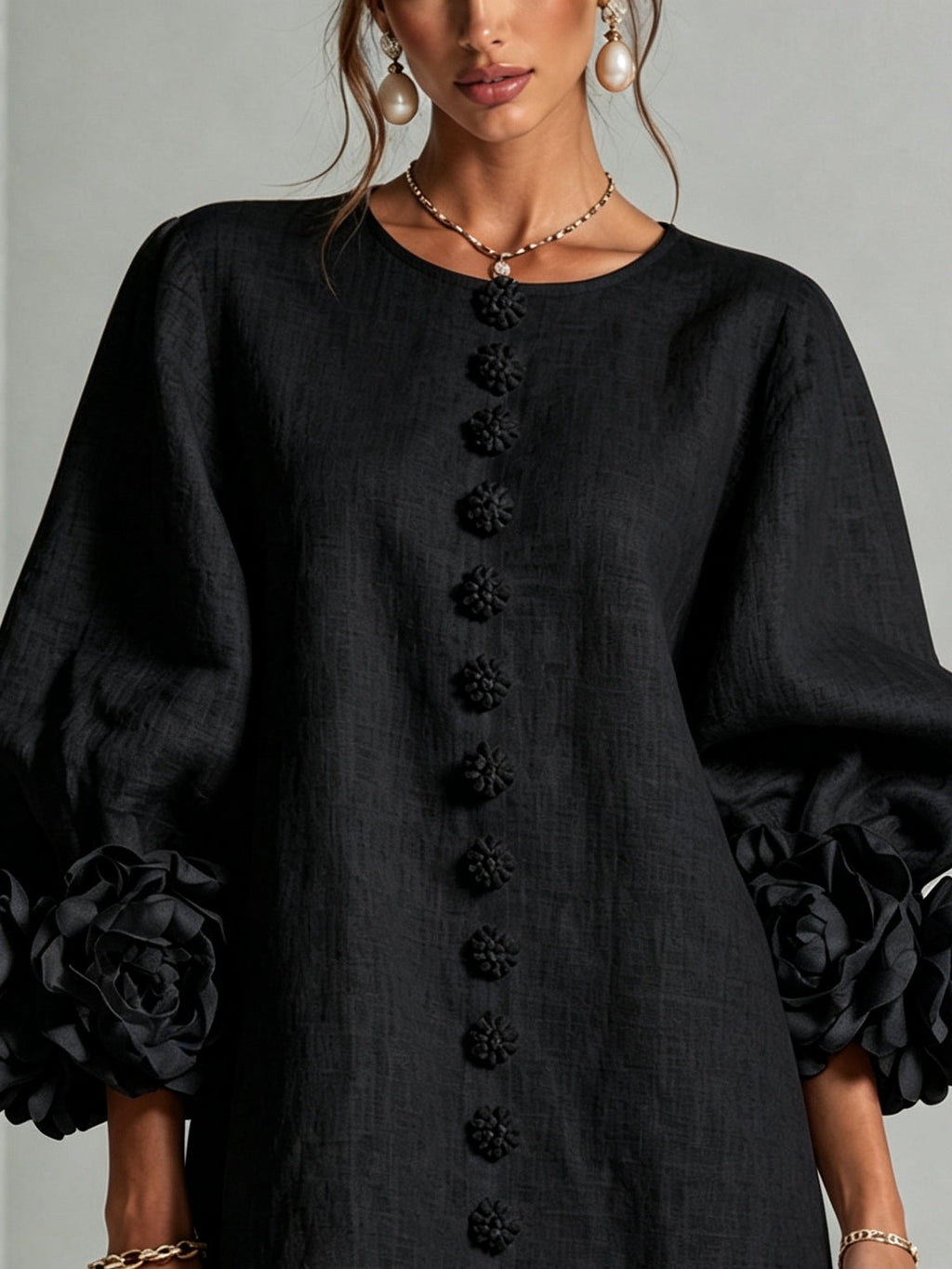 Vestido mini negro con botones florales y puños llamativos