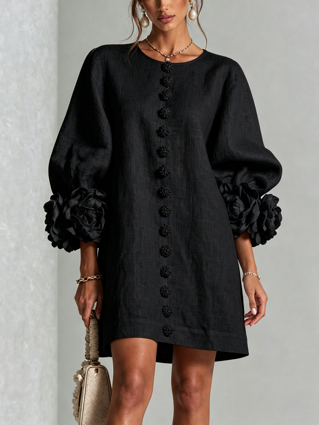 Vestido mini negro con botones florales y puños llamativos