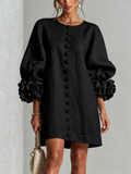 Vestido mini negro con botones florales y puños llamativos