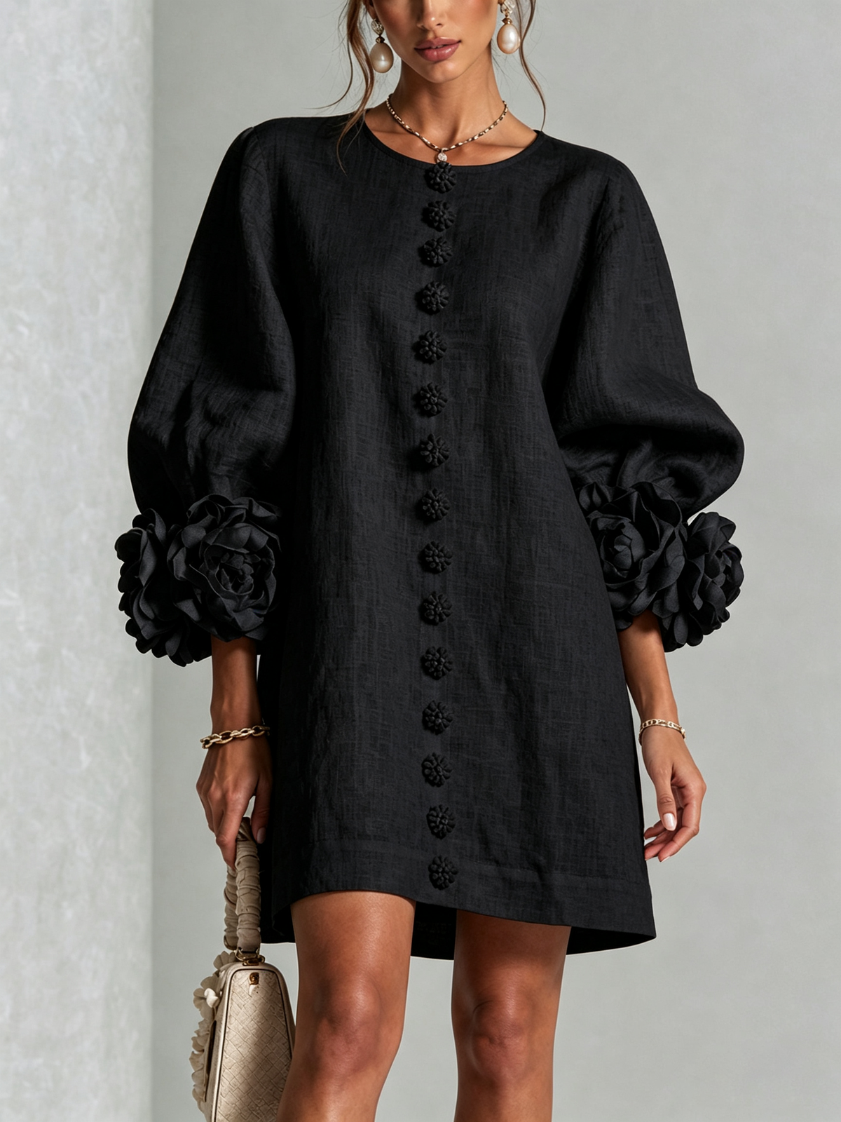 Vestido mini negro con botones florales y puños llamativos