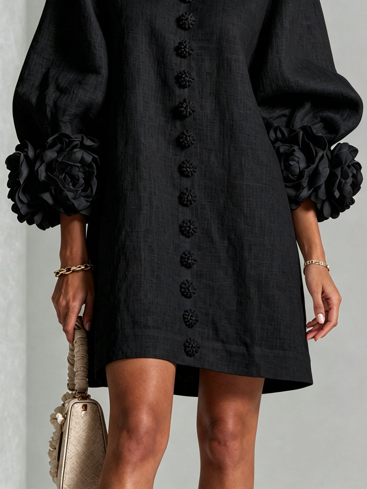 Vestido mini negro con botones florales y puños llamativos