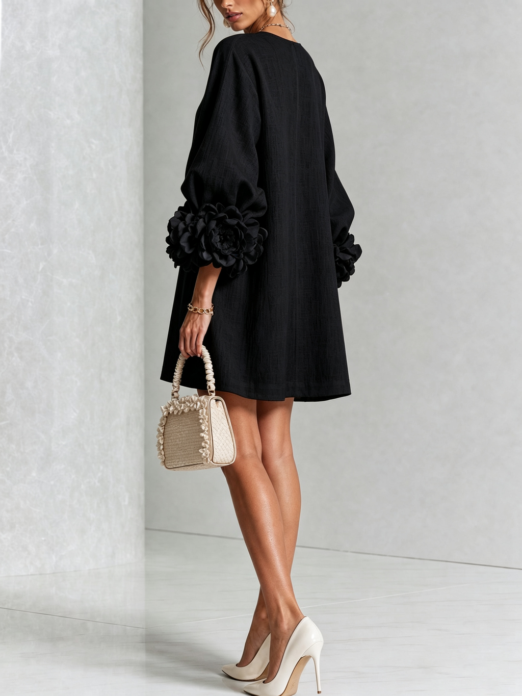 Vestido mini negro con botones florales y puños llamativos