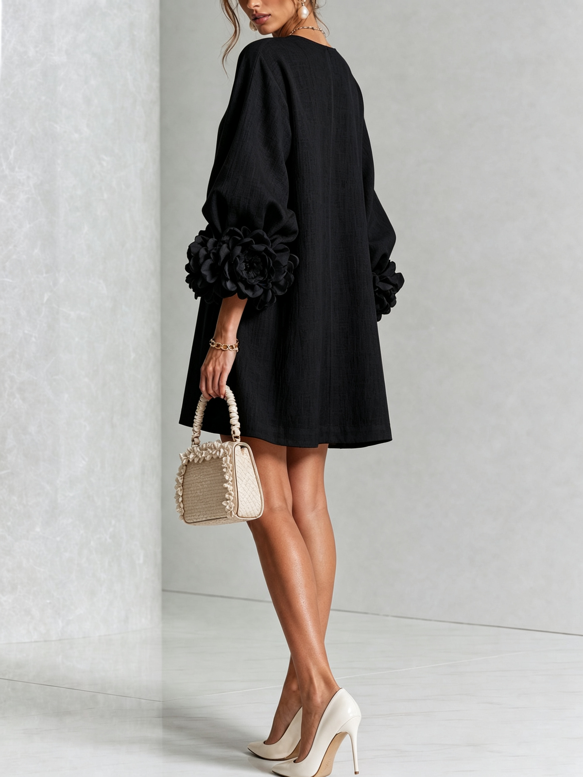 Vestido mini negro con botones florales y puños llamativos