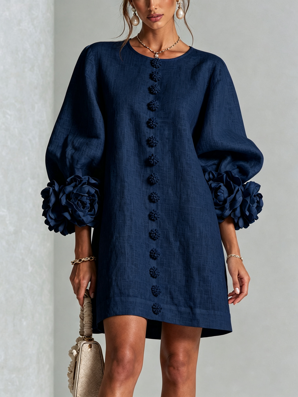 Vestido mini azul marino con botones florales y puños llamativos
