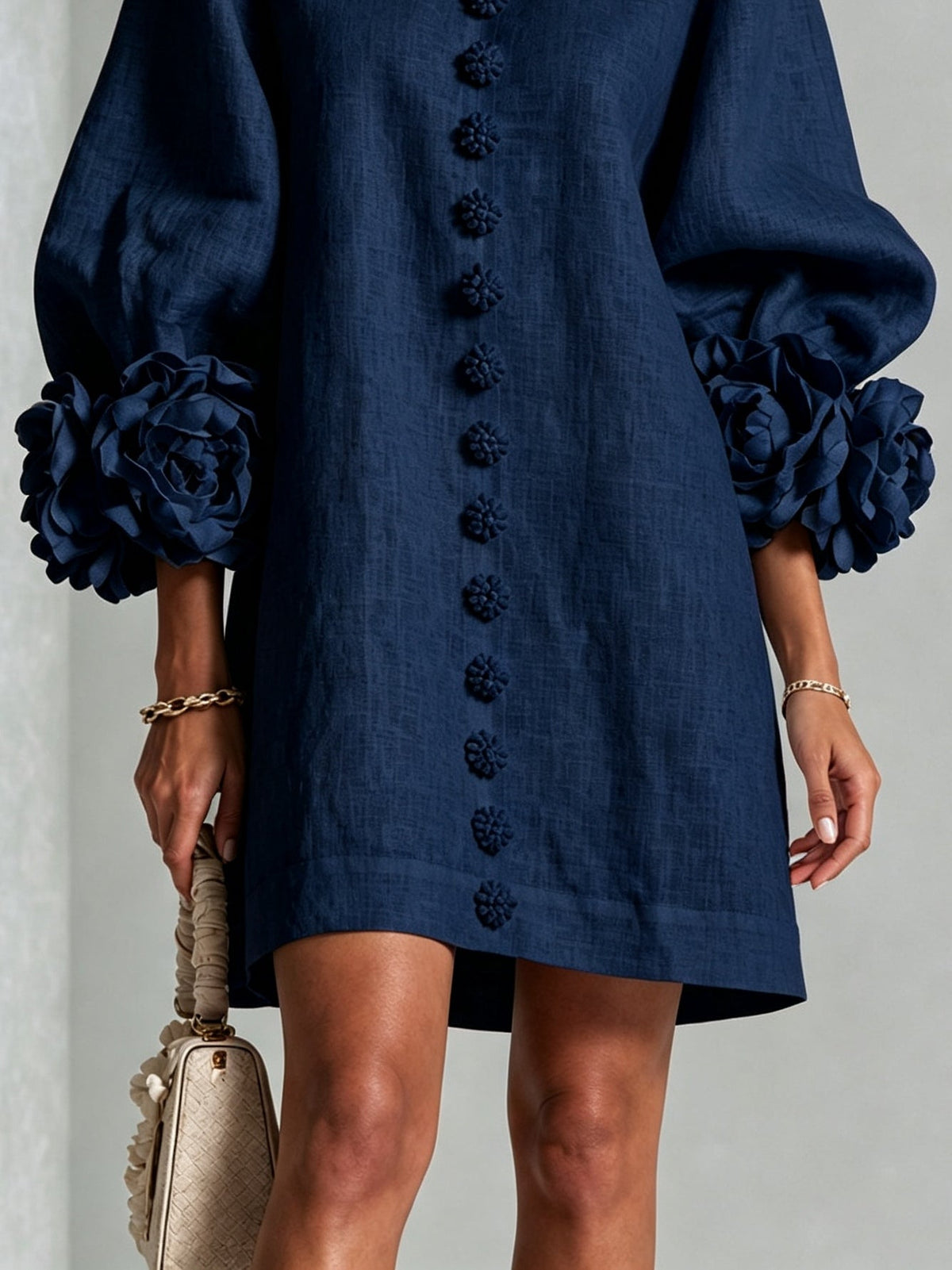 Vestido mini azul marino con botones florales y puños llamativos