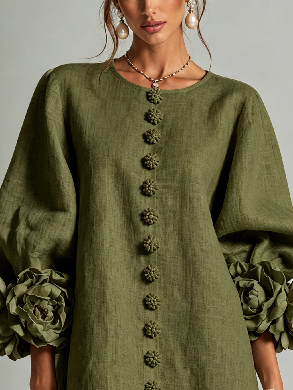 Vestido mini verde oliva con botones florales y puños llamativos