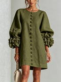 Vestido mini verde oliva con botones florales y puños llamativos