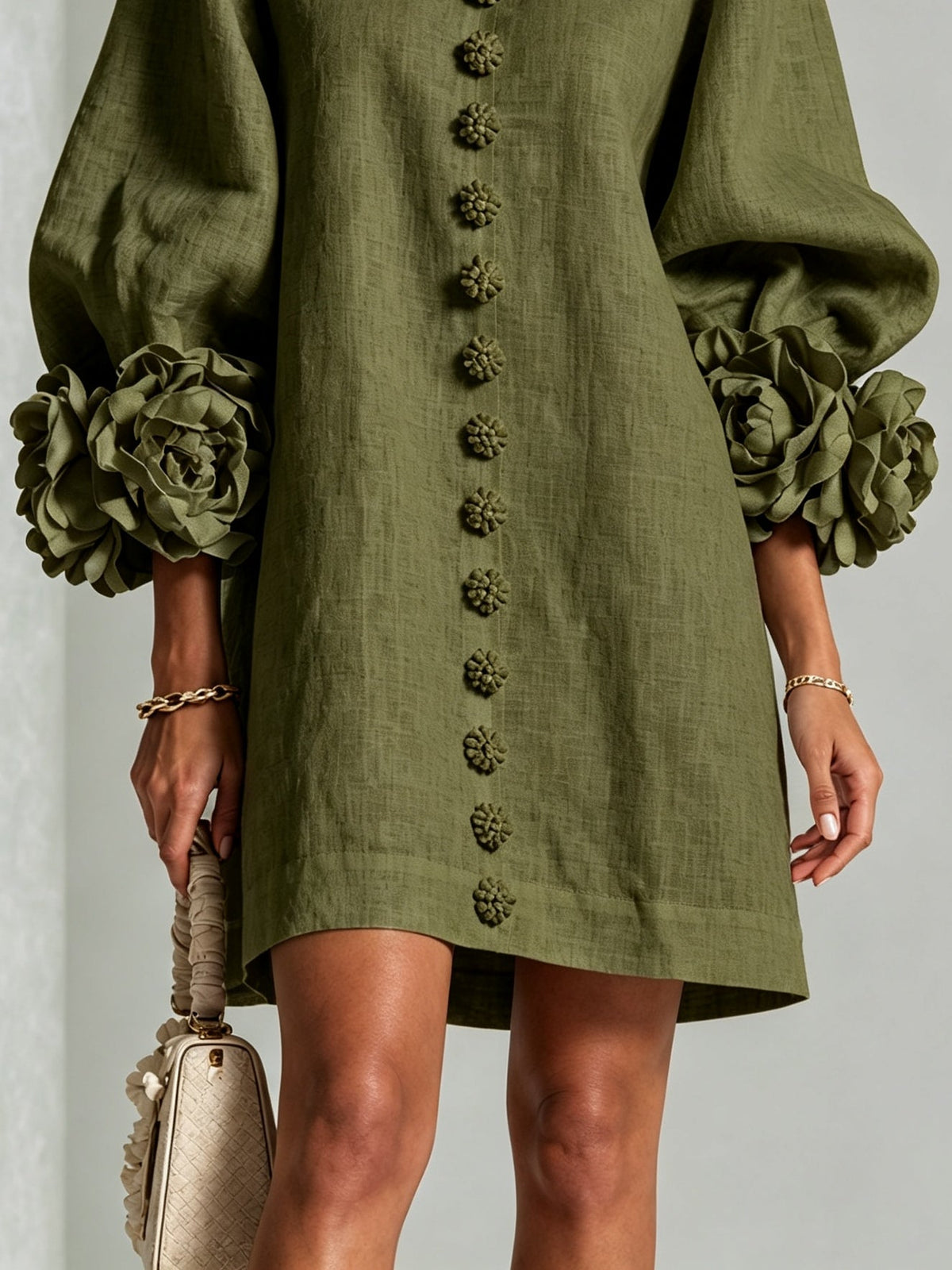 Vestido mini verde oliva con botones florales y puños llamativos