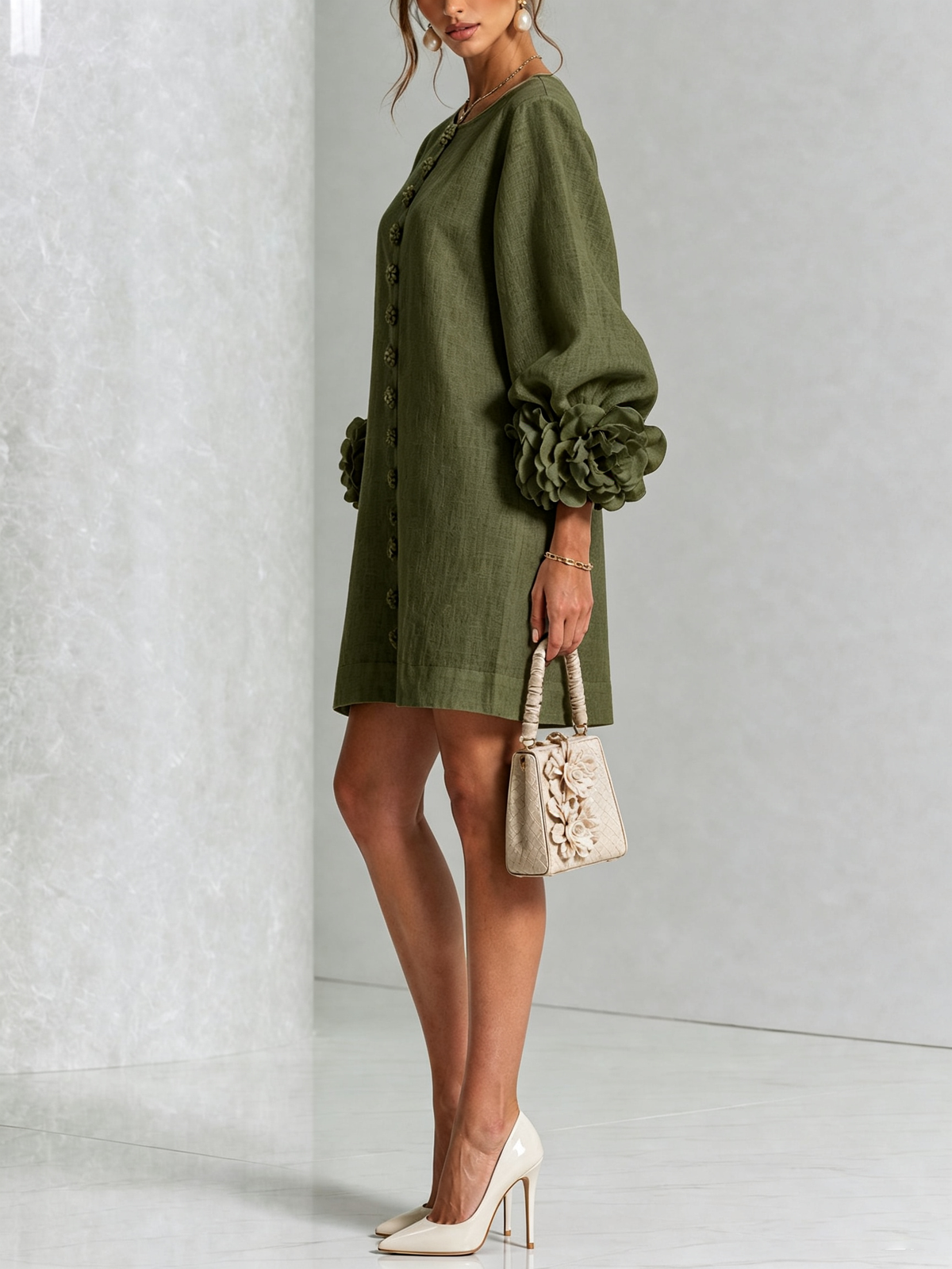 Vestido mini verde oliva con botones florales y puños llamativos