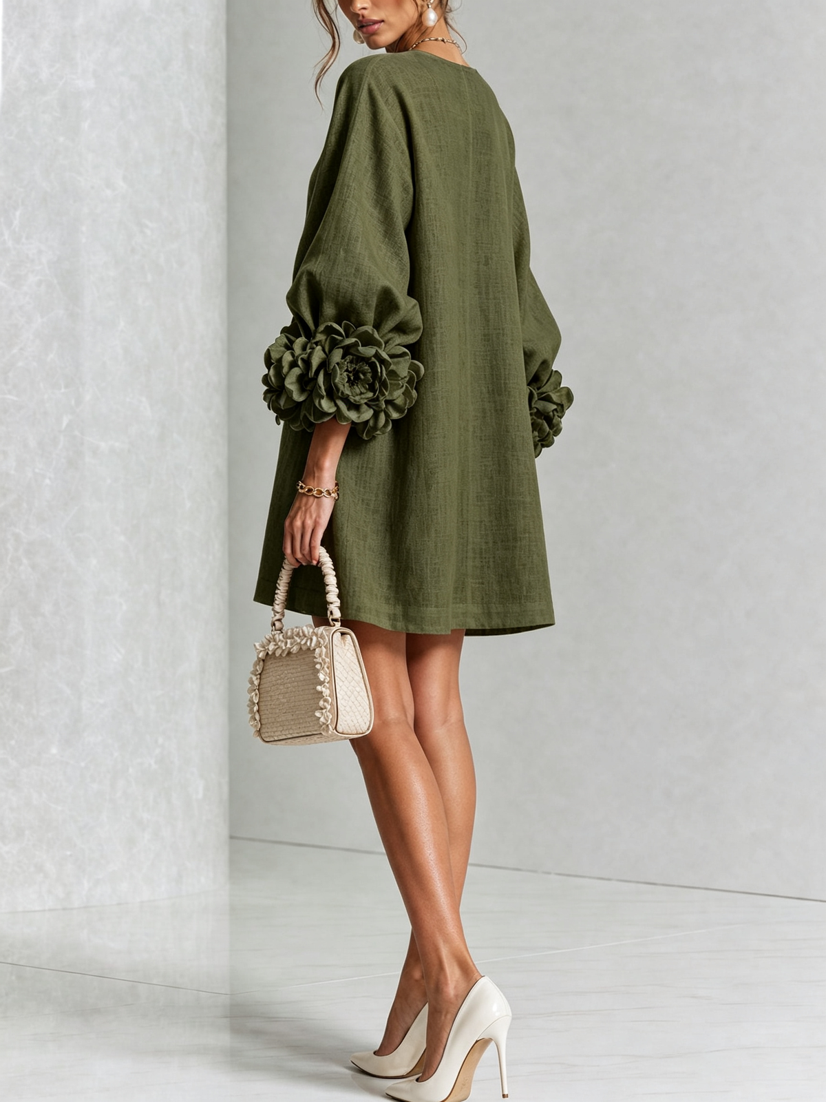 Vestido mini verde oliva con botones florales y puños llamativos