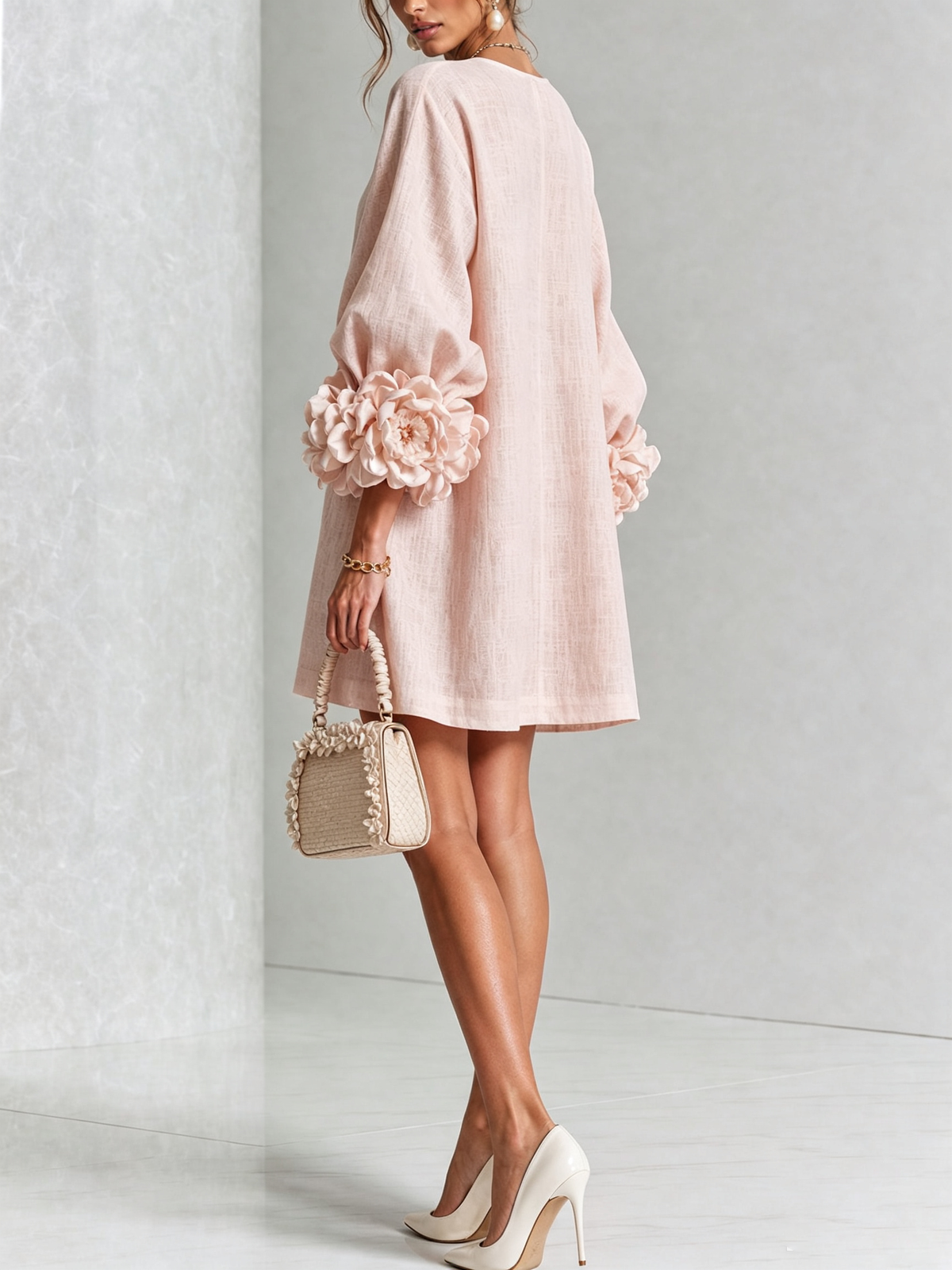 Vestido mini rosa con botones florales y puños llamativos