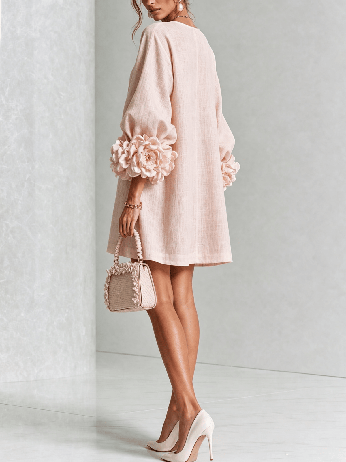 Minivestido con estampado floral y botones, con llamativos puños florales.