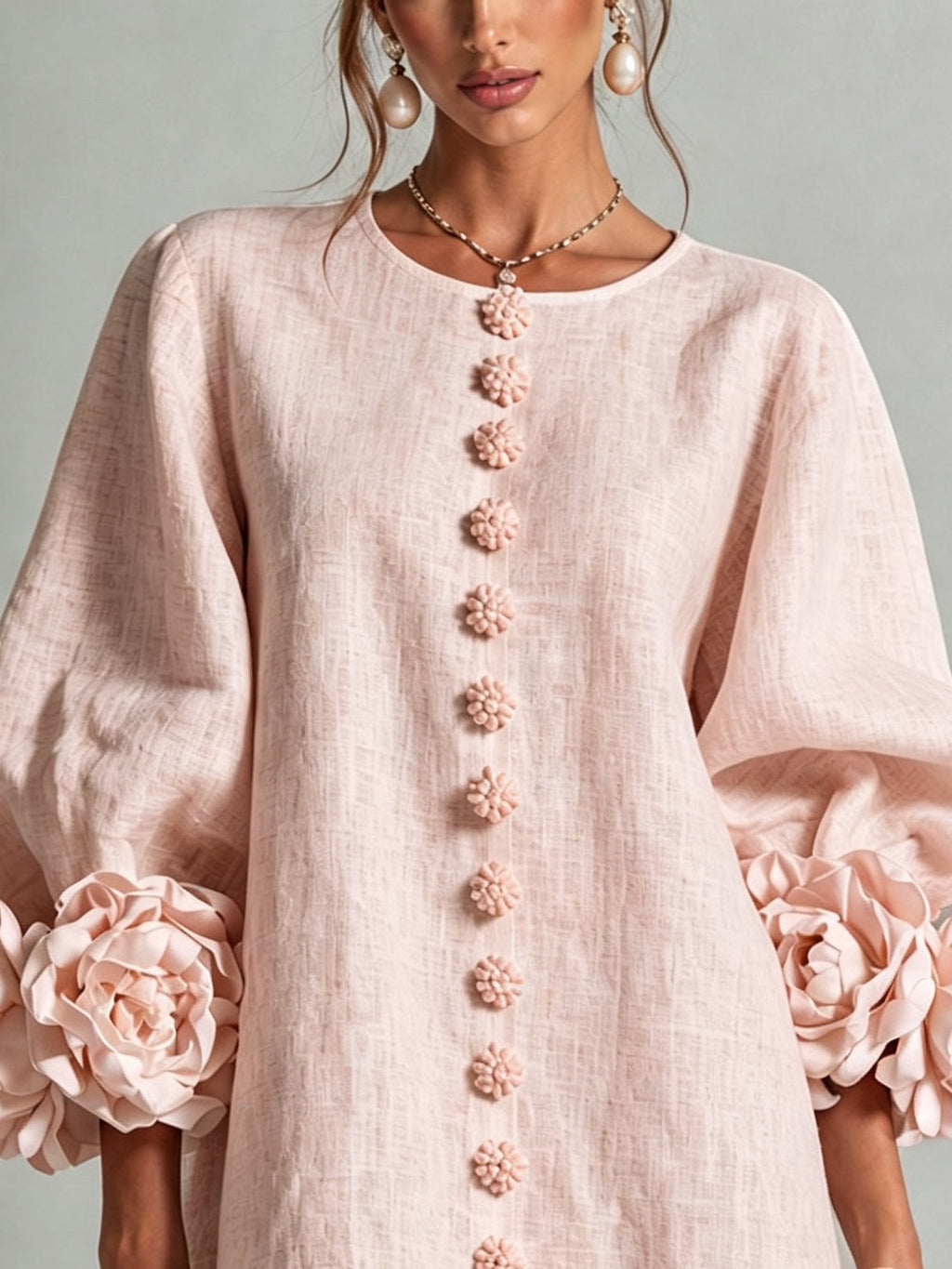 Vestido mini rosa con botones florales y puños llamativos