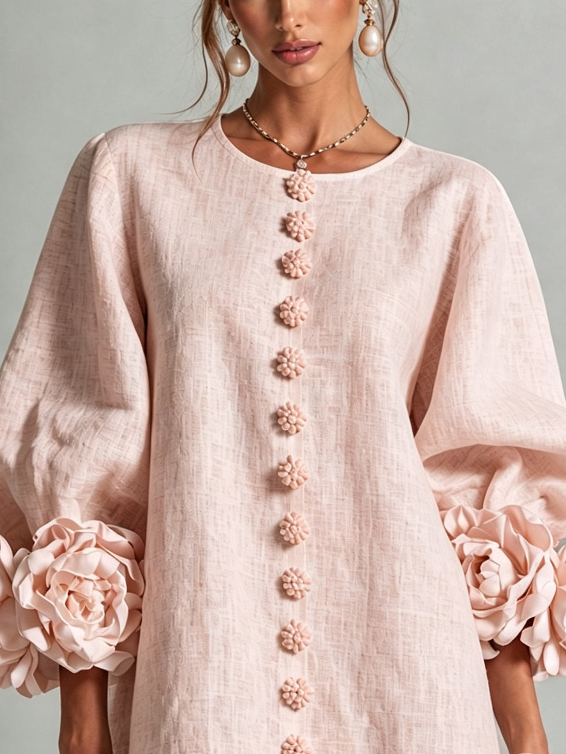 Vestido mini rosa con botones florales y puños llamativos