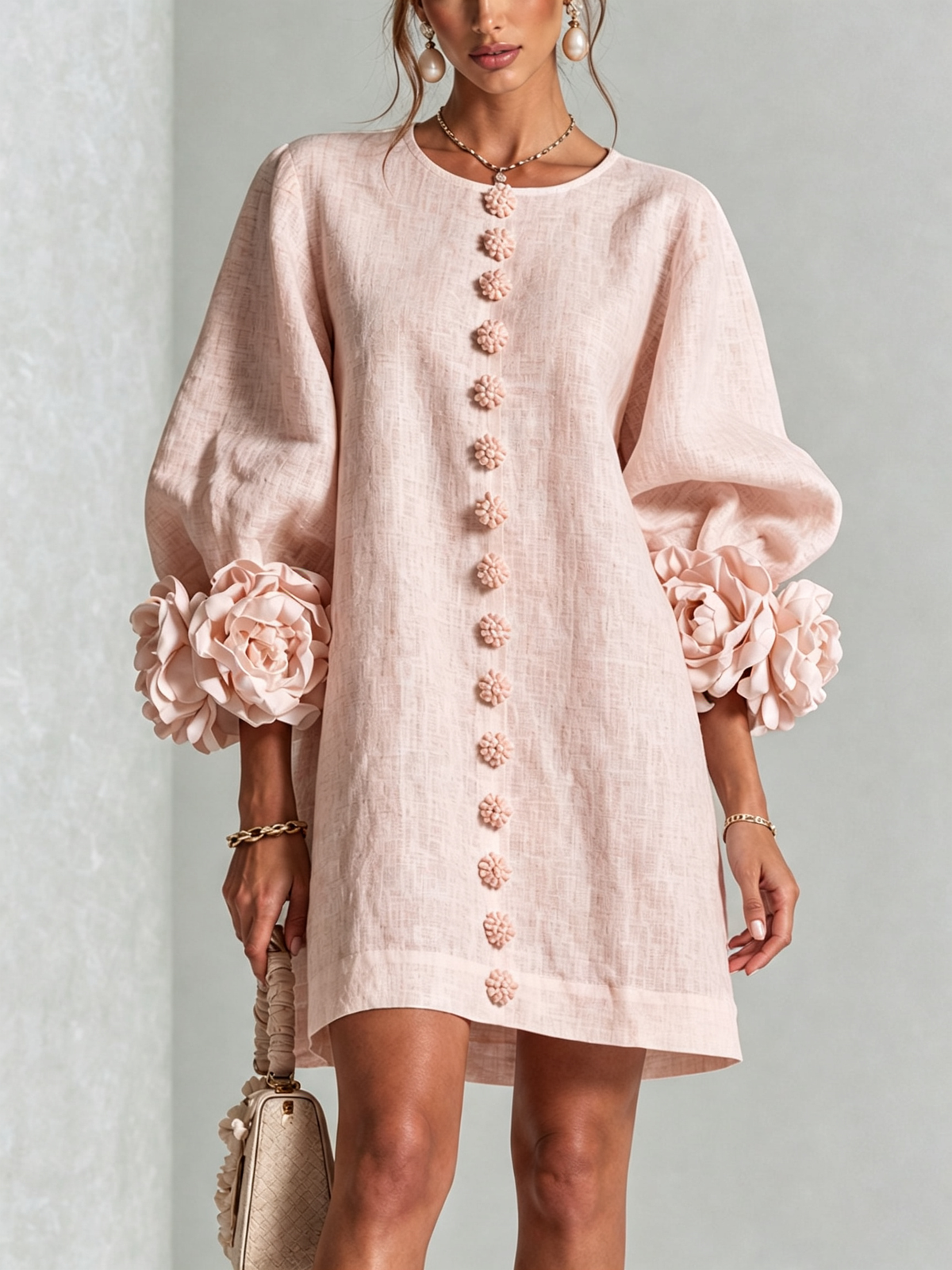 Vestido mini rosa con botones florales y puños llamativos