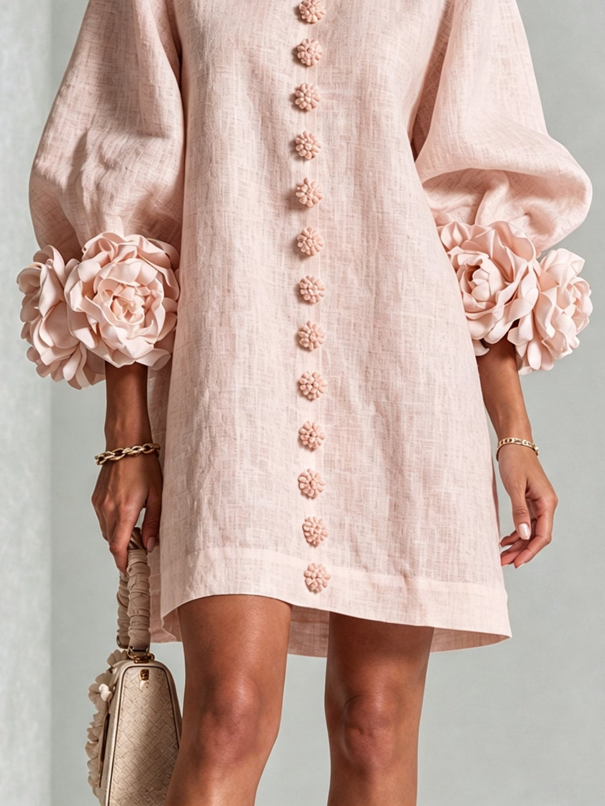 Vestido mini rosa con botones florales y puños llamativos