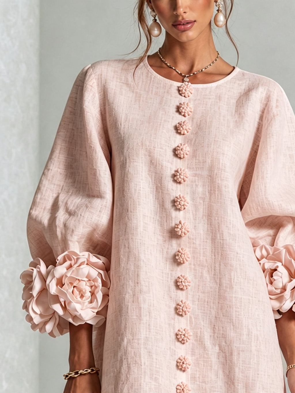 Vestido mini rosa con botones florales y puños llamativos