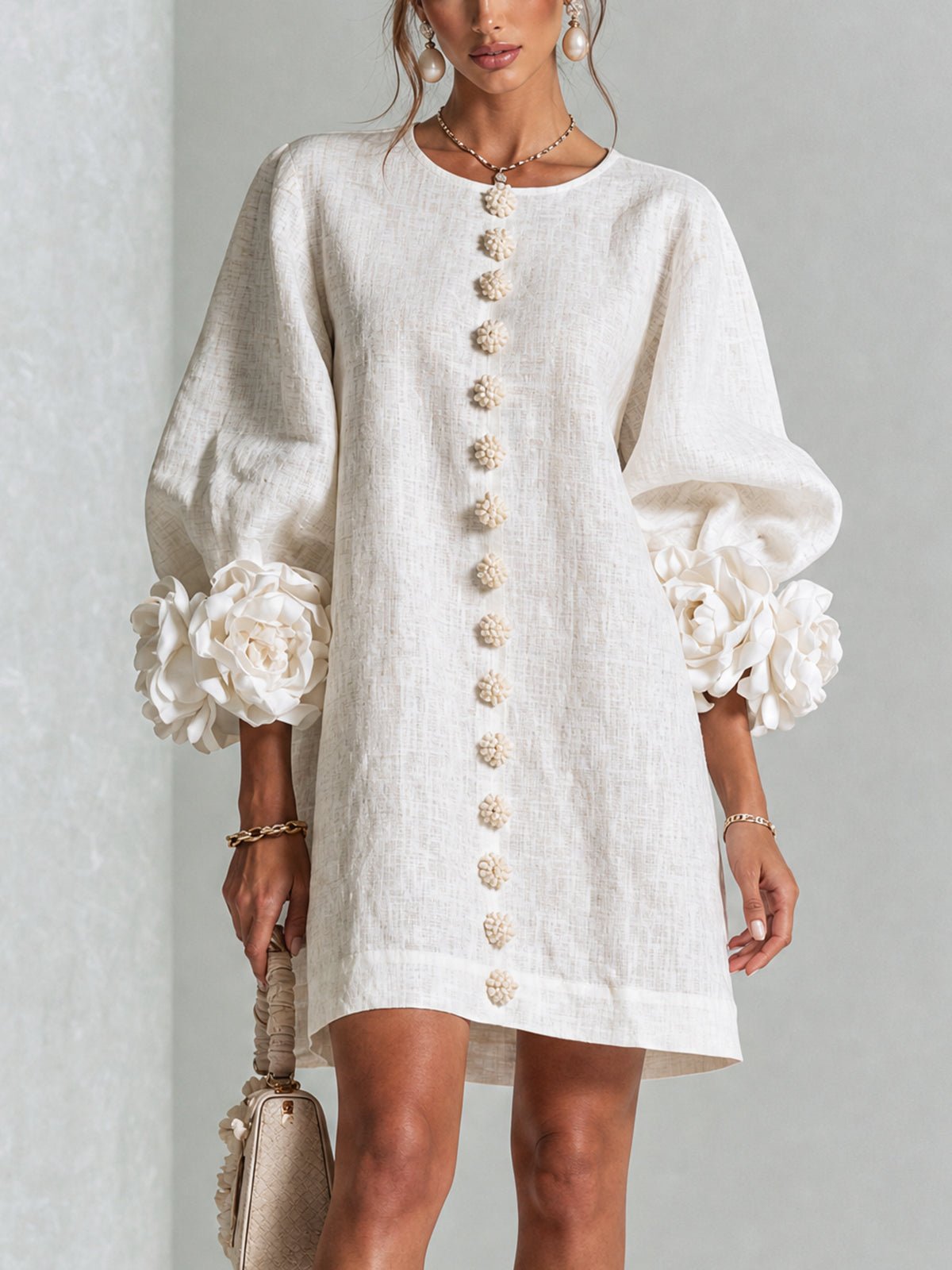 Minivestido con estampado floral y botones, con llamativos puños florales.