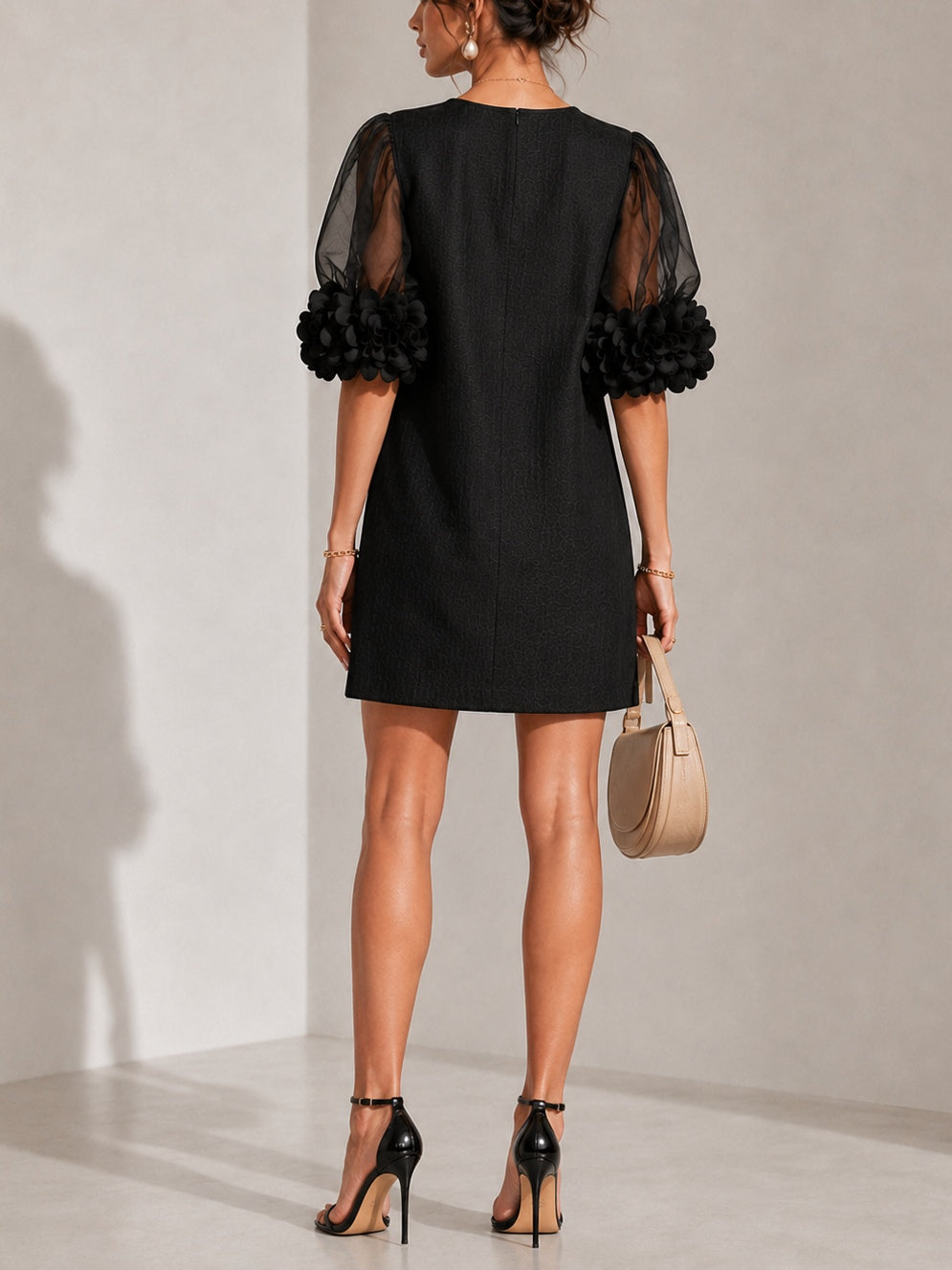 Mini vestido negro de organza con mangas abullonadas y puños florales