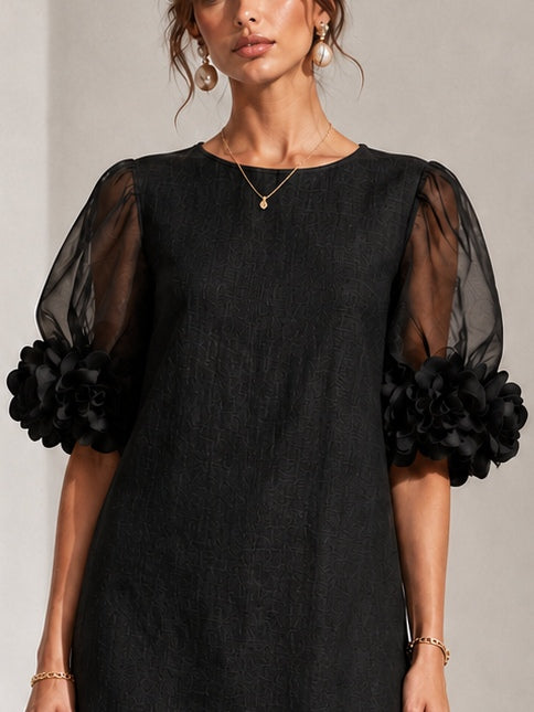 Mini vestido negro de organza con mangas abullonadas y puños florales