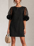 Mini vestido negro de organza con mangas abullonadas y puños florales