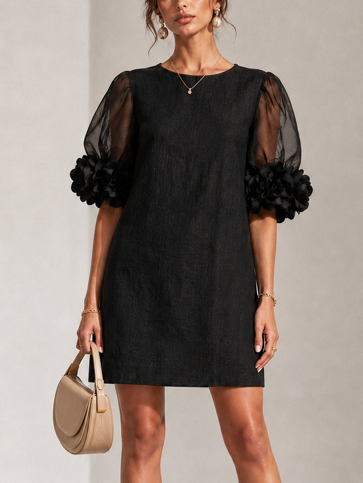 Mini vestido negro de organza con mangas abullonadas y puños florales