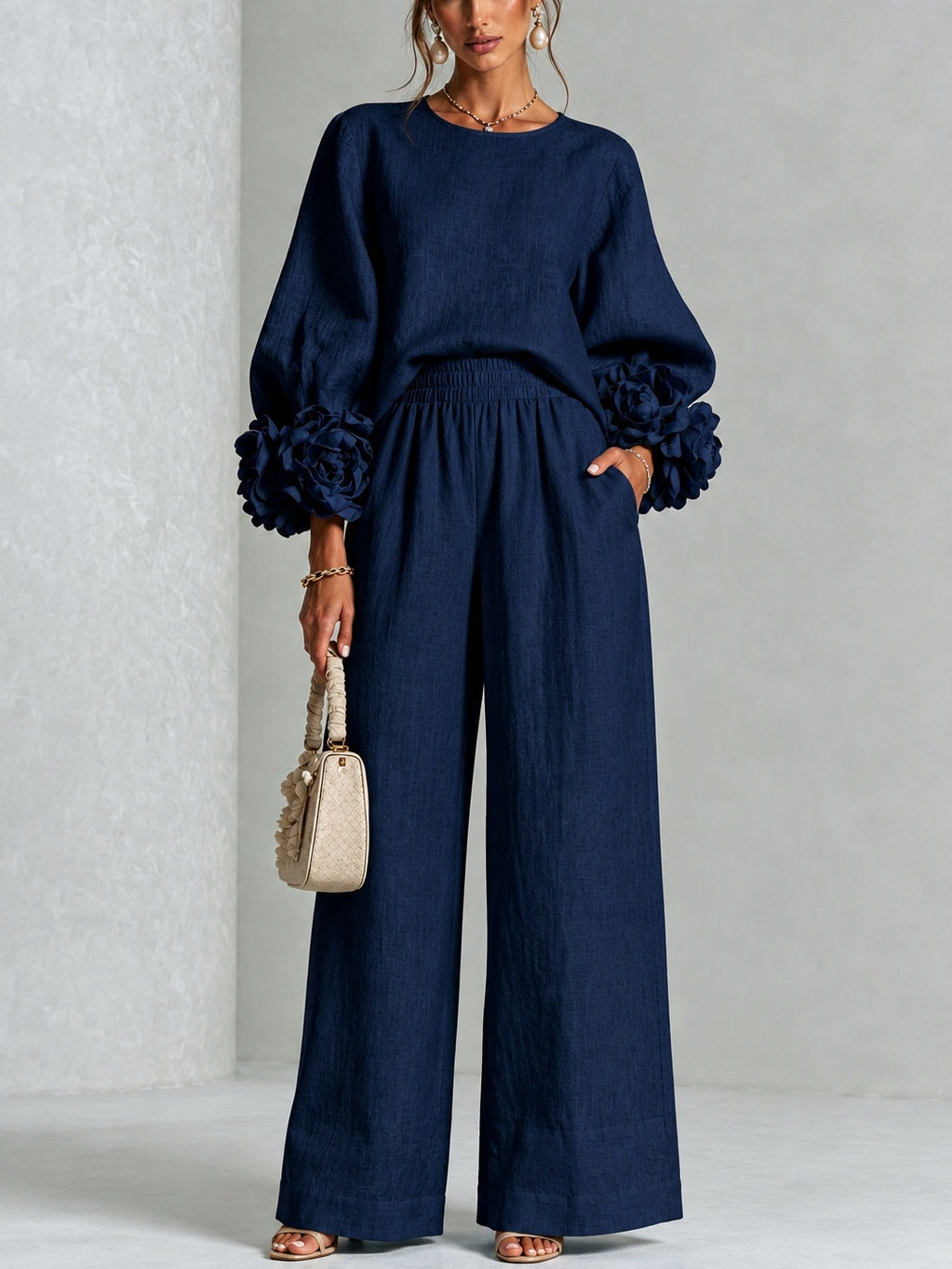 Conjunto azul marino de top con puños florales y pantalón ancho