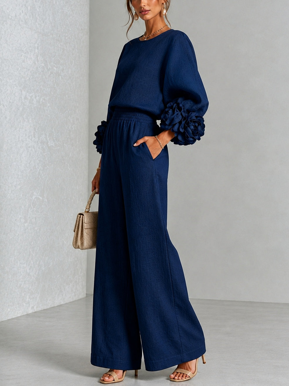 Conjunto azul marino de top con puños florales y pantalón ancho