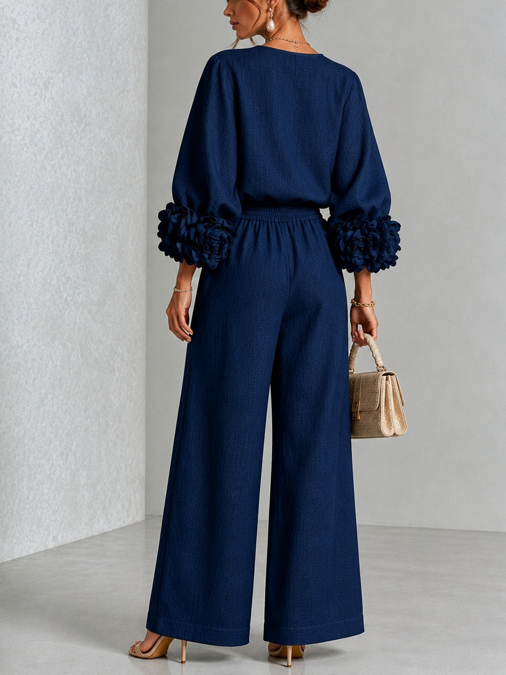 Conjunto azul marino de top con puños florales y pantalón ancho