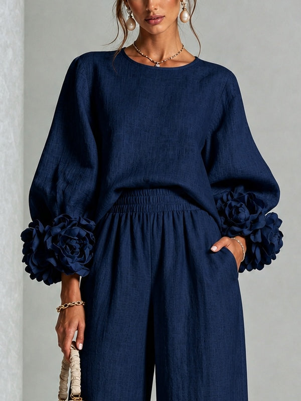 Conjunto azul marino de top con puños florales y pantalón ancho
