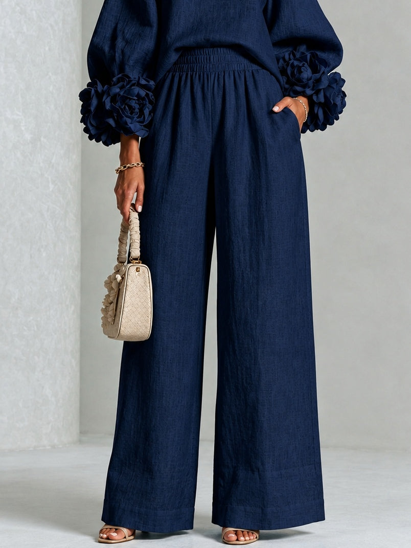 Conjunto azul marino de top con puños florales y pantalón ancho