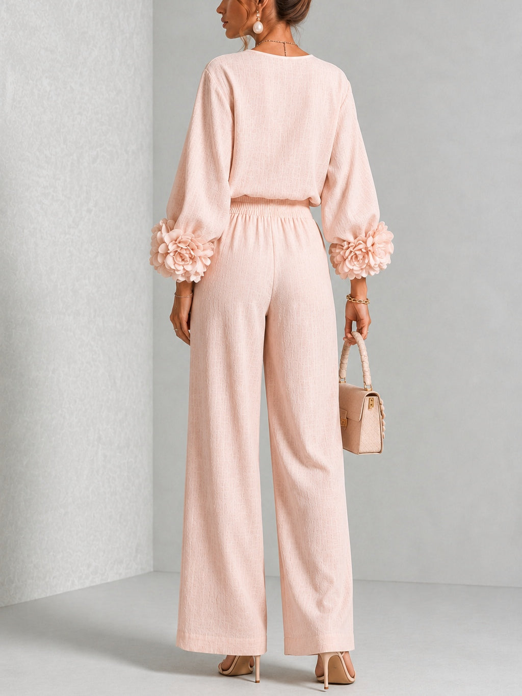 Conjunto rosa de top con puños florales y pantalón ancho